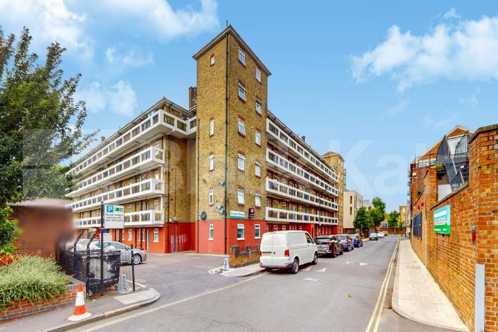 Charming three bedroomed apartment Congreve street, Elephant and Castle